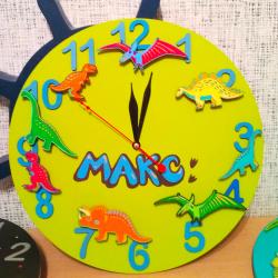 Часы настенные именные "Макс" с фигурками